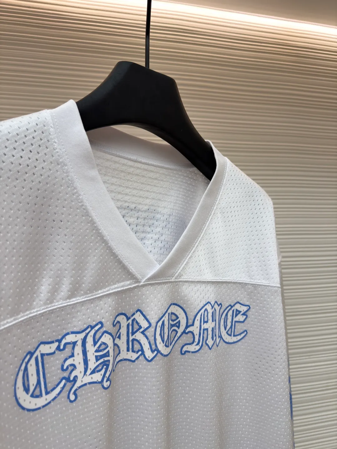 Chrome Hearts Glitter Hockey Jersey ●Item No.: 1681548-A35 ●Fabric: High-density 100D bird's eye fabric ●Technology: Mesh positioning production ●Color: White ●Version: Loose fit ●Weight: about 490 grams ●Size: S-M-L ●Description: YB open panel, custom dyed color, the highest version on the market. The fabric is made of high-density 100D bird's eye cloth. Double-sided mesh positioning is very time-consuming and the cost of labor loss is very high. It is not a single-layer thin transparent bottom junk product on the market. It has the same OS version for men and women. The overall wiring is straight and delicate, the fabric is comfortable and soft, and the color is consistent without color difference. It can be matched with the same style to create a fashionable look and control various occasions. Customized accessories, complete with three standards, same style for men and women!